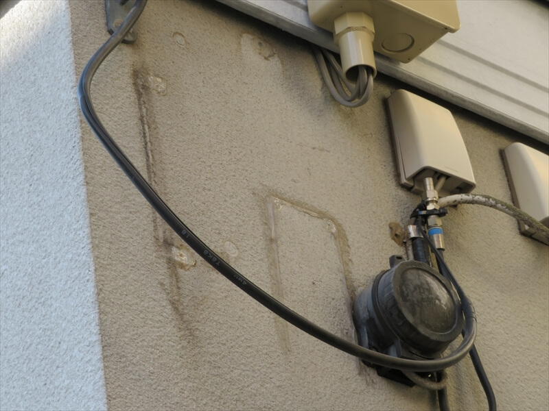 外部のメーター・配管類の撤去や交換によりできる跡も今回の塗装で目立たなくなります。